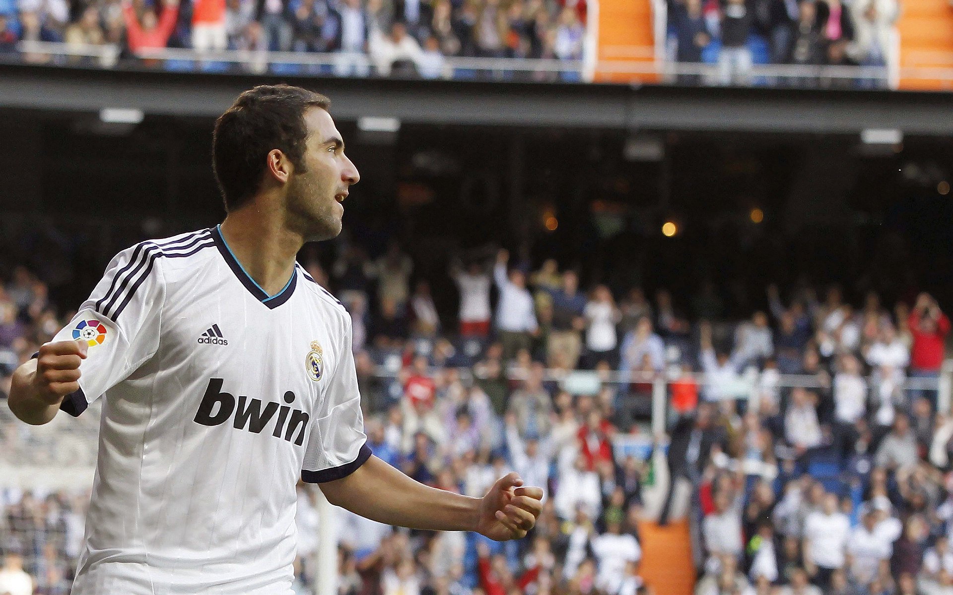 拜仁重点布置边路传中，战术多变故意制造空档，拜仁常用阵型